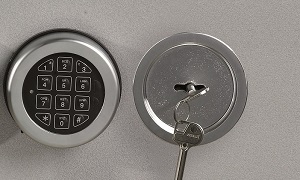 pour l'ouverture du coffre utiliser la cl&eacute; et la combinaison electronique